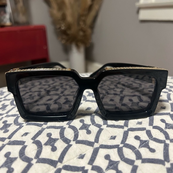 Authentic Louis Vuitton sunglasses - Picture 3 of 10